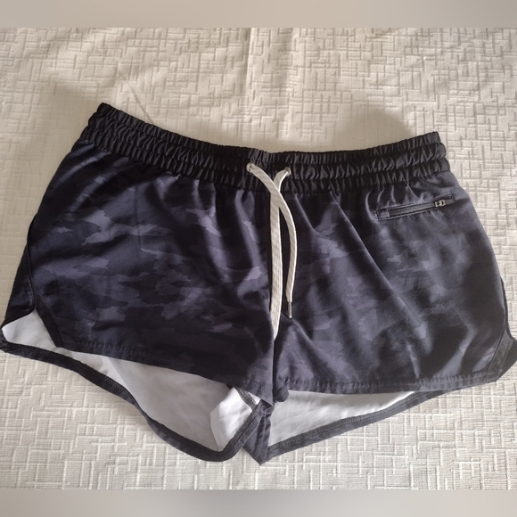 Vuori Pants - Vuori Clementine Shorts Womens XL Camo Lined Running VW304